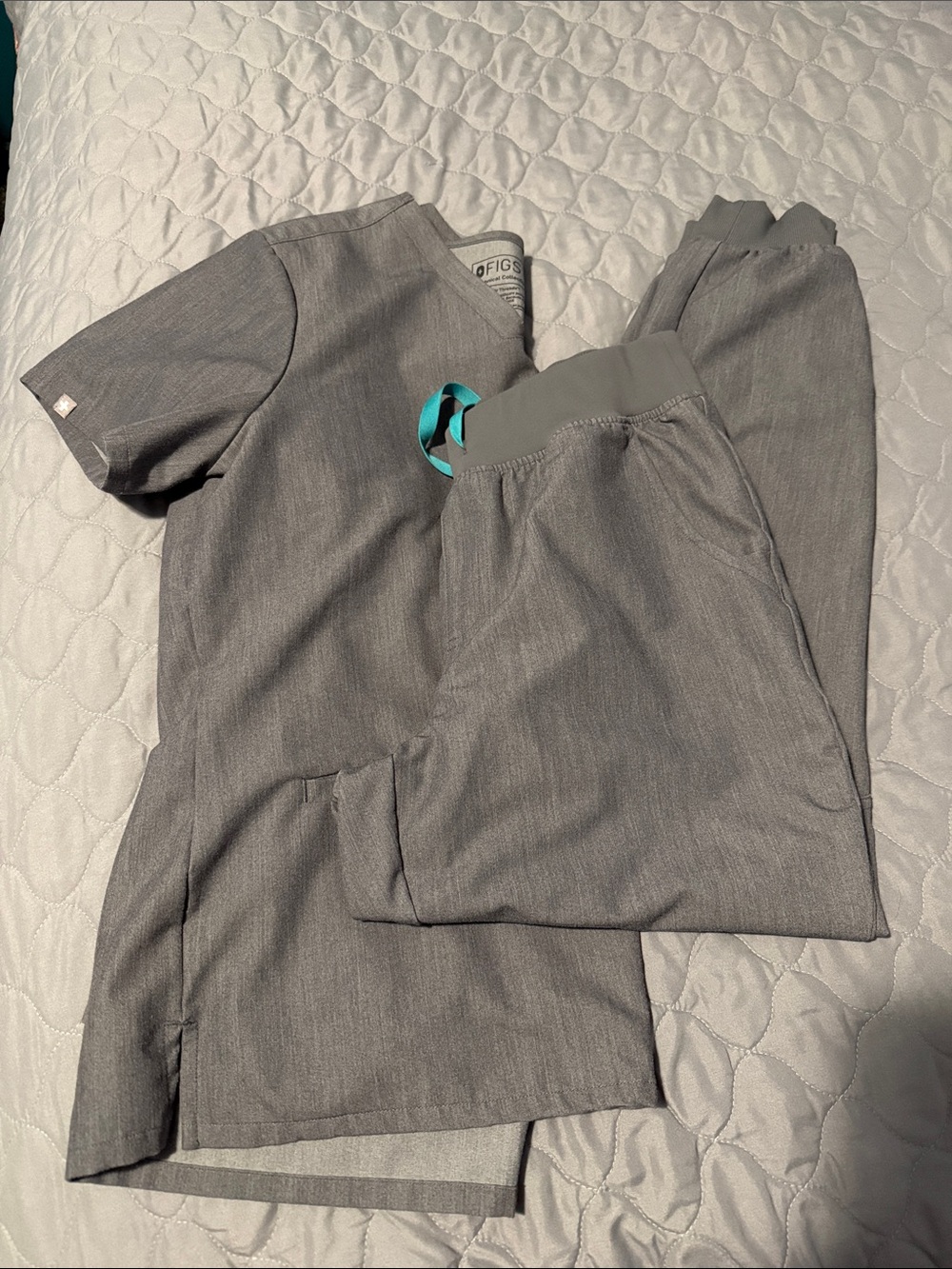 Women’s Figs Gray Jogger Scrub Pants with Teal Drawstring and top set
